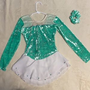 Figure skating dress. Velvet green white